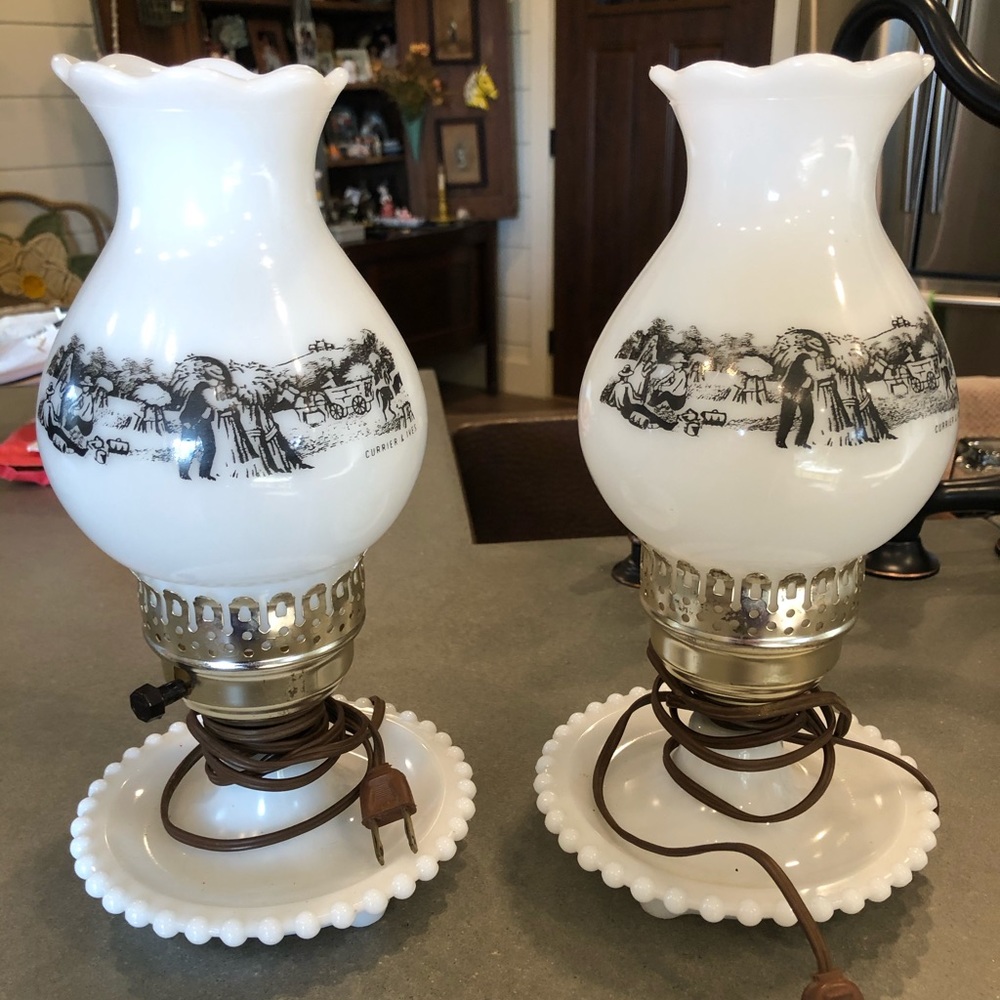 Vintage Currier and Ives pair of lamps